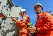 Nhân viên điện lực Hà Nội xử lý các sự cố về điện.
