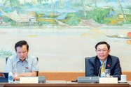 Chủ tịch Quốc hội Vương Đình Huệ (phải) nêu ý kiến tại thảo luận tổ về dự thảo Luật Đất đai (sửa đổi).