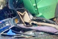 The car of Hoang Anh Gia Lai Club was crushed between two trucks, 3 people died