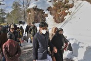 Du khách bị mắc kẹt khi đi xem bão tuyết ở  thị trấn Murree, Pakistan (Ảnh chụp hôm 9-1). Ảnh: AP