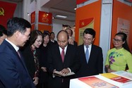 Thủ tướng dự Triển lãm sách kỷ niệm 90 năm ngày thành lập Đảng