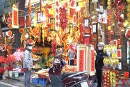Hà Nội: Chợ hoa, phố bích họa ảm đạm ngày cuối tuần
