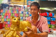 Video: Lai Thieu Pottery Village makes a golden cat to welcome Tet 2023