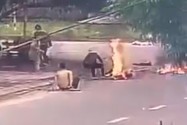 Người tưới xăng đốt tình địch giữa đường đối diện mức án nào?