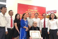 Bí thư Nguyễn Văn Nên trao Huy hiệu 80 năm tuổi Đảng cho bà Lê Thị Hồng Phúc 