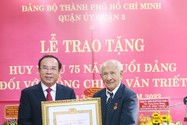 Bí thư Nguyễn Văn Nên trao Huy hiệu 75 năm tuổi Đảng cho ông Lê Văn Triết