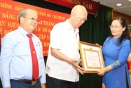 Đảng ủy Khối Dân – Chính – Đảng TP.HCM trao huy hiệu cho 10 đảng viên dịp 19-5