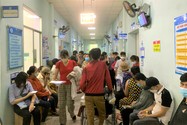 Bệnh viện công ở TP.HCM không để người có BHYT mua thuốc bên ngoài