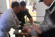 Cãi nhau với vợ, chồng tức giận ăn lá ngón tự tử
