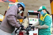 Bộ Công Thương yêu cầu các thương nhân tăng cường cung ứng xăng dầu để kịp cung cấp xăng dầu cho các cửa hàng bán lẻ. Ảnh: HOÀNG GIANG