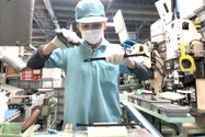 Thực tập sinh Việt Nam làm việc trong ngành điện tử tại Nhật Bản. Ảnh: P.ĐIỀN