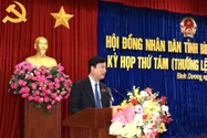 Ông Võ Văn Minh, Chủ tịch UBND tỉnh Bình Dương, báo cáo tại kỳ họp. Ảnh: LÊ ÁNH