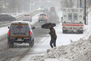 Bão tuyết tại TP Hazleton (bang Pennsylvania, Mỹ) vào ngày 22-12. Ảnh: AP