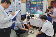 Sản phẩm robot cứu hộ của học sinh Trường THPT chuyên Lê Hồng Phong gây chú ý. Ảnh: NGUYỄN QUYÊN