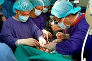 Các y bác sĩ BV Hữu nghị Việt Đức đang thực hiện một ca phẫu thuật. Ảnh: VGP