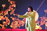 Nghệ sĩ nhân dân Minh Vương tỏ lòng biết ơn người hiến thận qua ca từ bài cải lương. Ảnh: THẢO PHƯƠNG