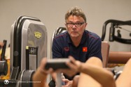 HLV Troussier theo dõi và hướng dẫn các cầu thủ U-23 Việt Nam tại phòng tập gym. Ảnh: VFF