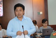 Ông Hồ Tấn Minh, Chánh Văn phòng Sở GD&ĐT TP.HCM, phát biểu tại buổi họp báo chiều 30-3. Ảnh: THÀNH NHÂN