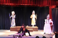 Nghệ sĩ cải lương trẻ Thanh Long cùng các diễn viên trong đêm diễn Vàng son gìn giữ. Ảnh: VĂN HÀ