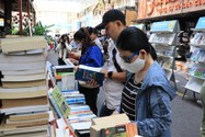 Người dân đến tham quan và mua sách tại đường sách TP.HCM. Ảnh: VĂN HÀ