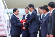 Thủ tướng Phạm Minh Chính (trái) dẫn đầu đoàn đại biểu cấp cao Việt Nam tham dự Hội nghị thượng đỉnh G7 mở rộng tại Nhật và được Thứ trưởng Bộ Ngoại giao Nhật Yamada Kenji chào đón tại sân bay Hiroshima (Nhật) chiều 19-5. Ảnh: VGP