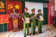 Đại tá Phạm Thanh Tâm, Phó Giám đốc Công an tỉnh, trao quyết định khen thưởng đột xuất cho tập thể Phòng Cảnh sát hình sự trong vụ án dùng súng ở huyện Thủ Thừa. Ảnh: CA