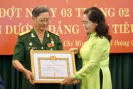 Đảng ủy Khối Dân - Chính - Đảng TP.HCM trao huy hiệu cho 13 Đảng viên dịp 3-2