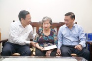 Chủ tịch TP.HCM Phan Văn Mãi thăm gia đình chính sách tiêu biểu