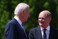 Tổng thống Mỹ Joe Biden (bên trái) và Thủ tướng Đức Olaf Scholz (bên phải). ẢNH: AP