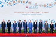 Lãnh đạo các nước tham dự Hội nghị Cấp cao ASEAN+3 tại thủ đô Phnom Penh, Campuchia. ẢNH: TÂN HOA XÃ