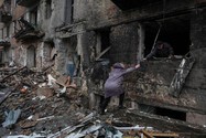 Khu dân cư ở TP Vyshhorod (tỉnh Kiev) bị hư hại nặng nề khi bị Nga pháo kích ngày 24-11. Ảnh: REUTERS