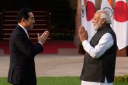 Thủ tướng Nhật Kishida Fumio (bên phải) và Thủ tướng Ấn Độ Narendra Modi (bên trái) trong cuộc gặp hồi tháng 3-2022, tại thủ đô New Delhi, Ấn Độ. Ảnh: AP