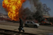 Một đám cháy bùng lên sau vụ pháo kích tại chiến trường tỉnh Kharkiv (Ukraine). Ảnh: REUTERS
