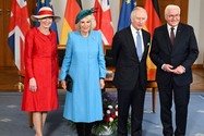 Theo thứ tự từ phải qua trái là Tổng thống Đức Frank-Walter Steinmeier, Vua Charles III, Hoàng hậu Camilla và Đệ nhất phu nhân Đức Elke Buedenbender. Ảnh: REUTERS