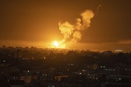 Khói và lửa bốc lên dữ dội do đợt không kích của quân Israel nhắm vào Dải Gaza trong ngày 7-4. Ảnh: AP
