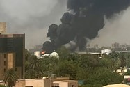 Đạn pháo khiến nhà dân tại thủ đô Khartoum (Sudan) bốc cháy. Ảnh: AFP