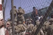 Lính Mỹ giúp sơ tán dân khỏi Afghanistan trước khi vụ đánh bom tại sân bay Kabul xảy ra. Ảnh: AP