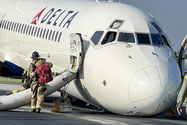 Máy bay Boeing 717 của hãng hàng không Delta Air Lines hạ cánh an toàn trước sự cố hỏng càng đáp trước. Ảnh: NBC NEWS