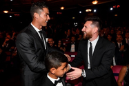 Ronaldo gây sốc: &apos;Nếu Messi giành Quả bóng vàng, tôi bỏ bóng đá!&apos;