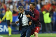 Nghi án Ronaldo thao túng HLV Santos và tuyển Bồ Đào Nha