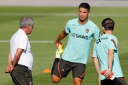 Ronaldo viết tâm thư và tập luyện với tuyển Bồ Đào Nha 