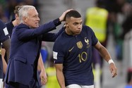 Đội hình tuyển Pháp và chiếc băng đội trưởng của Mbappe