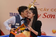 Nụ hôn chiến thắng của Cây cơ vàng Phương Linh 