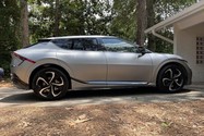 Chiếc ô tô này có thể thể sạc cho các loại xe điện khác