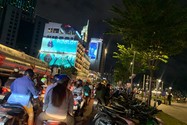 Tái diễn tình trạng đậu xe dưới lòng đường Tôn Đức Thắng, quận 1
