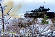 VIDEO: Đoàn xe tăng Ukraine hành quân, nã pháo trong tuyết