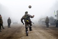 VIDEO: Lính Ukraine mặc quân phục, đá bóng trên chiến trường