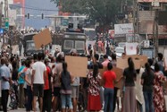 Người dân Sri Lanka biểu tình phản đối Tổng thống Gotabaya Rajapaksa hôm 3-4. Ảnh: REUTERS