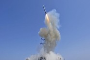 Tên lửa hành trình Tomahawk được bắn từ tàu chiến Mỹ. Ảnh: AFP