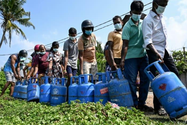 Người dân Sri Lanka xếp hàng dài lấy nhiên liệu. Ảnh: AFP